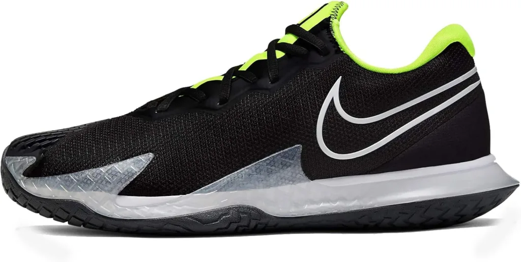 Tênis Nike preto com detalhes em verde neon e branco, design esportivo moderno, sola robusta e logo Swoosh em destaque na lateral.