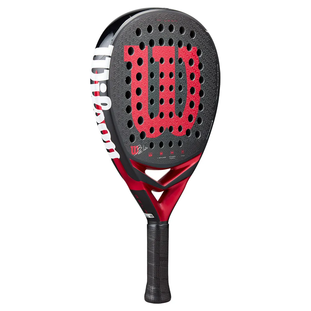 Raquete de beach tennis Wilson preta e vermelha com logo “W” em destaque na face, furos circulares e cabo preto com empunhadura texturizada.