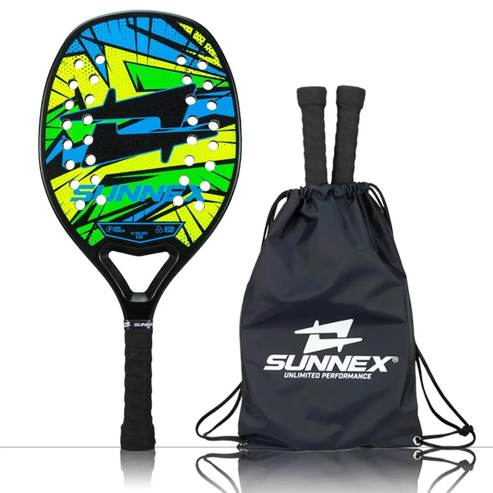 Raquete de beach tennis Sunnex com design vibrante em verde, azul e amarelo, superfície perfurada e cabo preto. Ao lado, uma mochila preta com o logotipo branco da marca Sunnex e duas raquetes parcialmente visíveis dentro dela.