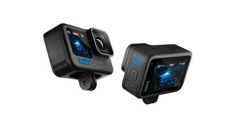 Duas câmeras de ação GoPro HERO12 Black posicionadas lado a lado, com design compacto e acabamento preto fosco, exibindo telas coloridas com imagem subaquática azul e indicadores de gravação e bateria.