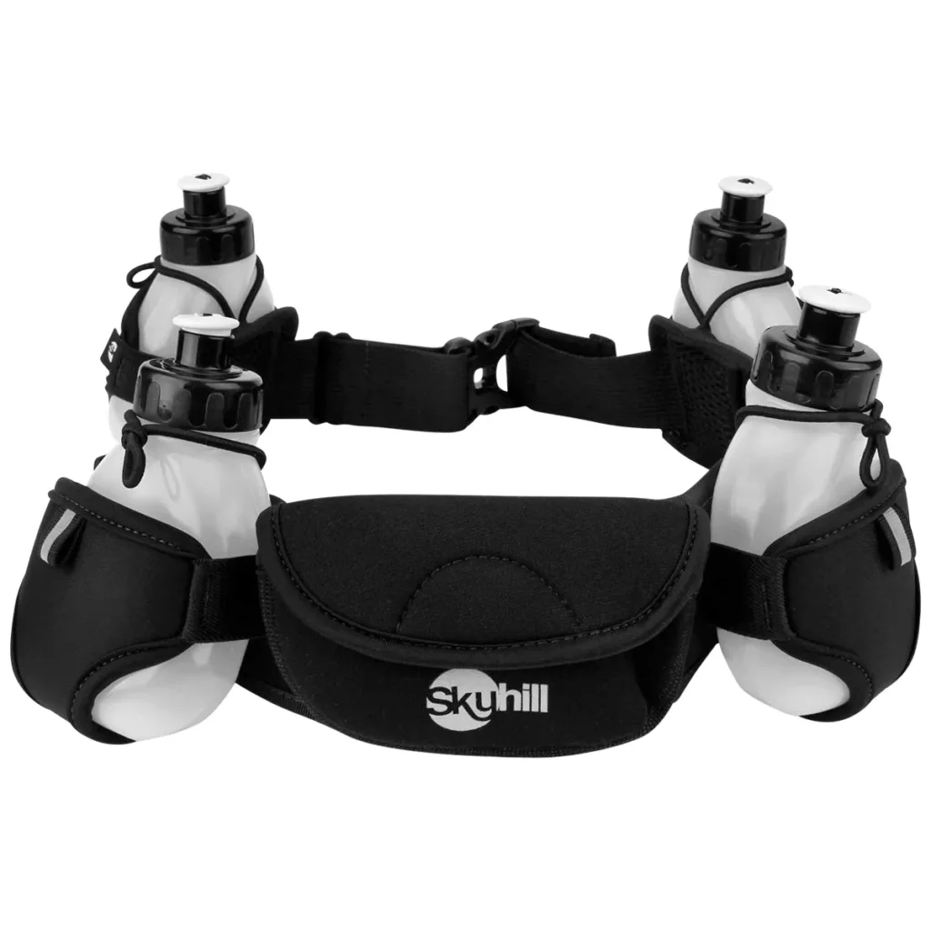 Cinto de hidratação Skyhill preto com quatro garrafas brancas e tampas pretas, ideal para corridas e atividades ao ar livre, com bolso central para armazenamento.