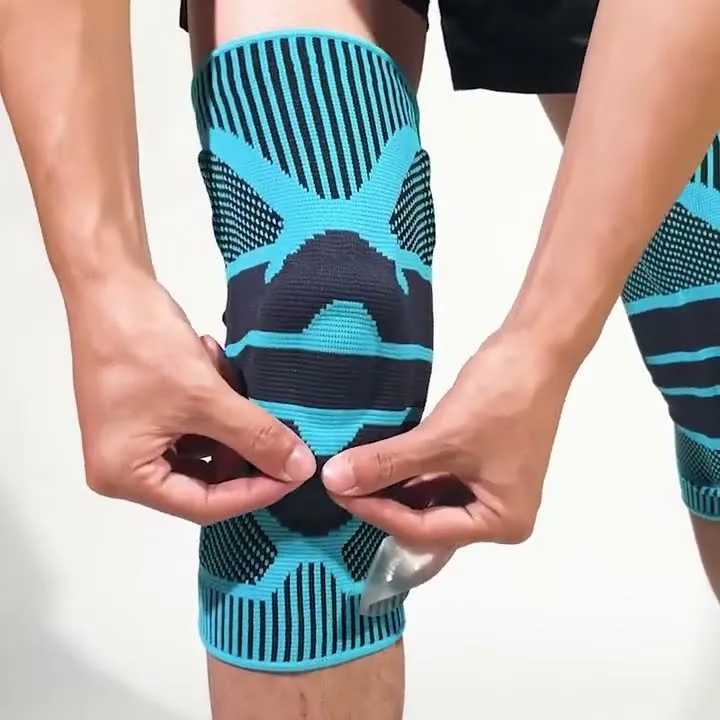 Pessoa ajustando uma joelheira esportiva azul e preta com design anatômico e faixas de compressão, usada para suporte e proteção durante atividades físicas.