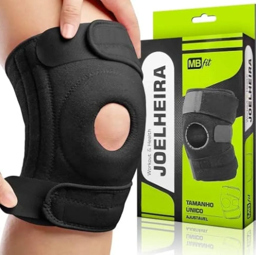 Pessoa usando uma joelheira preta ajustável com abertura frontal para o joelho, feita de material acolchoado e com tiras de velcro para fixação, ao lado da embalagem verde e preta do produto MBfit.