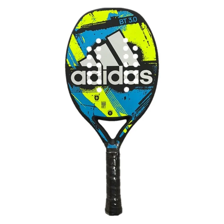 Raquete de beach tennis Adidas BT 3.0 com design moderno nas cores azul, amarelo e preto, exibindo o logotipo da marca em destaque no centro e empunhadura preta.