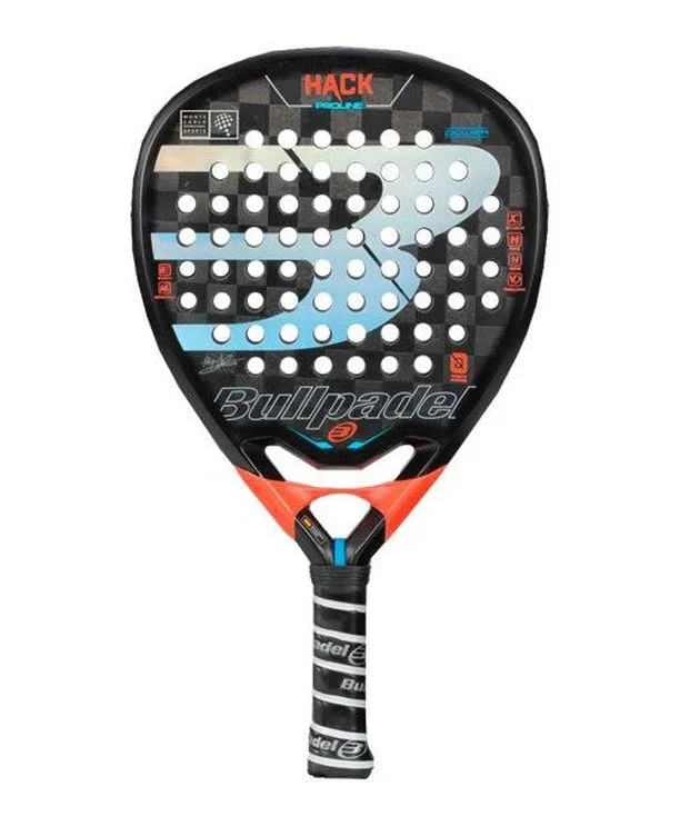 Raquete de padel Bullpadel Hack, com design em preto e detalhes em azul e laranja, apresentando o logotipo “B” central e perfurações simétricas na face.