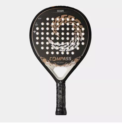 Raquete de beach tennis Compass Trophy preta com detalhes dourados e brancos, design moderno com padrão espiral e furos circulares na face.