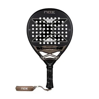 Raquete de padel NOX modelo AT10 Pro Cup, com design em formato de lágrima, predominância de preto e detalhes metálicos em bronze, exibindo o logotipo “X” central e perfurações simétricas na face.