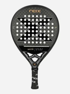 Raquete de padel NOX modelo ML10 Pro Cup 12K+, com design em carbono preto e detalhes dourados, apresentando o logotipo “X” central e perfurações simétricas na face.