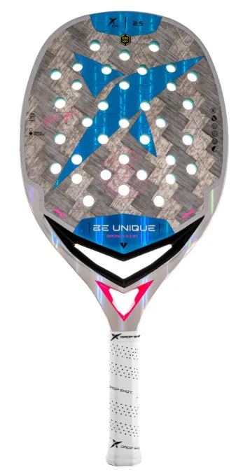 Raquete de padel Drop Shot Be Unique com design moderno em tons de cinza, azul e rosa, estrutura em carbono e furos circulares distribuídos pela face, cabo branco com empunhadura perfurada.
