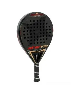 Raquete de padel StarVie Basalto 52 com design sofisticado em preto e dourado, superfície perfurada e textura em forma de estrela no centro, cabo preto com grip estampado em branco.