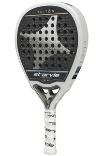 Raquete de padel StarVie Tritón com design moderno em preto e branco, superfície perfurada e textura em forma de estrela no centro, cabo branco com grip estampado em preto.