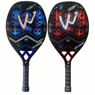 Duas raquetes de beach tennis W.Camewin Tiger K lado a lado, uma com design azul e outra vermelha, ambas com acabamento em carbono, perfurações simétricas e o logotipo “W” em destaque metálico sobre fundo preto.