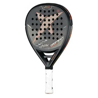 Raquete de padel Drop Shot JMD com formato em lágrima, estrutura em carbono 3K e design preto com detalhes em cobre e o logotipo em forma de “X” no centro.