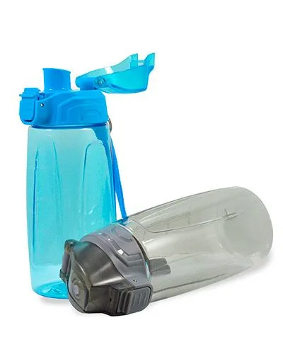Duas garrafas plásticas reutilizáveis, uma azul em posição vertical com tampa flip-top aberta e alça lateral, e outra transparente acinzentada deitada com tampa cinza fechada, sobre fundo branco.