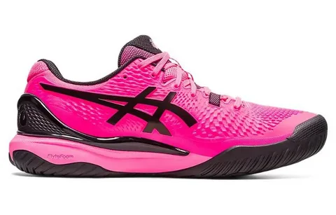 Tênis Asics rosa com detalhes pretos, design moderno e sola robusta, ideal para esportes de alta performance e treinos intensos.