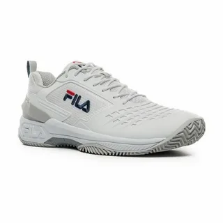 Tênis esportivo FILA branco com detalhes em cinza, solado texturizado e logotipo da marca bordado nas cores azul e vermelho na lateral, exibindo design moderno e estrutura leve.