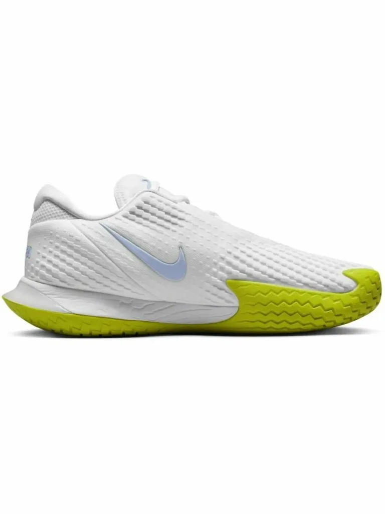 Tênis Nike branco com solado verde-limão e logo Swoosh azul claro, design moderno e estrutura texturizada para melhor aderência e conforto.