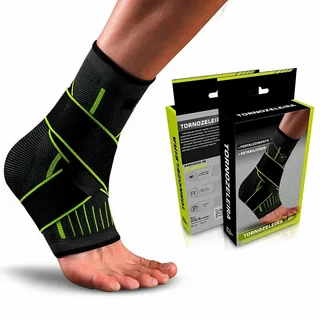 Pessoa usando uma tornozeleira esportiva preta com detalhes em verde neon, feita de tecido elástico e respirável, projetada para oferecer compressão e estabilidade ao tornozelo.